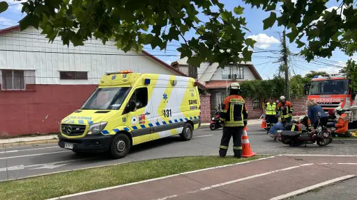 AHORA: Motociclista resulta lesionado tras colisión en pleno centro de Los Ángeles