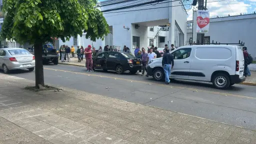 AHORA: Colisión múltiple en el centro de Los Ángeles moviliza a equipos de emergencia
