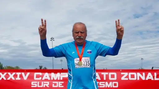 Alejandro Bustamante: la fuerza inquebrantable del atletismo máster angelino