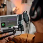 El estudio confirma que el 88,5% de los encuestados entre 18 y 45 años ya ha escuchado al menos un podcast, lo que evidencia la familiaridad con este formato de audio digital, Contexto