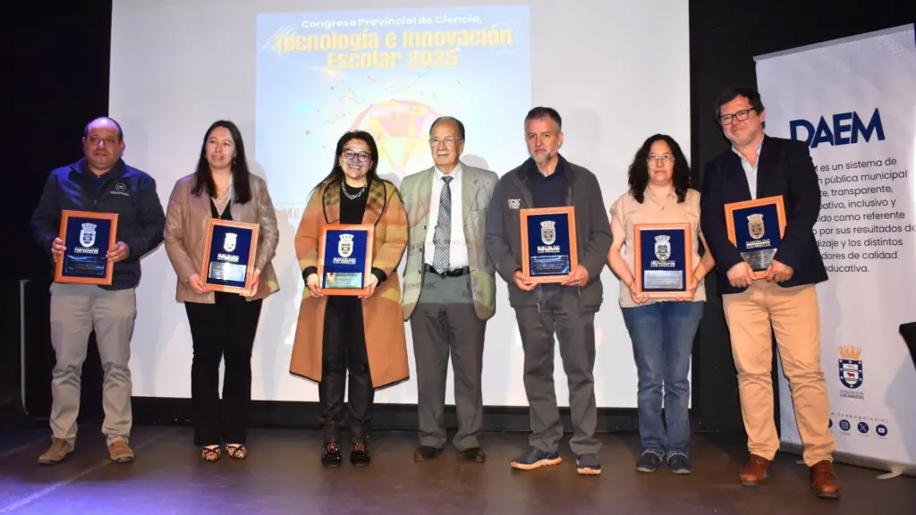 Seis instituciones reciben reconocimiento por impulsar la innovación científica escolar en Los Ángeles