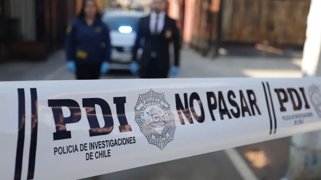 Ugalde precisó la dirección del inmueble y detalló que uno de los cuerpos se encontraba en la terraza y los otros dos en una habitación., PDI Chile