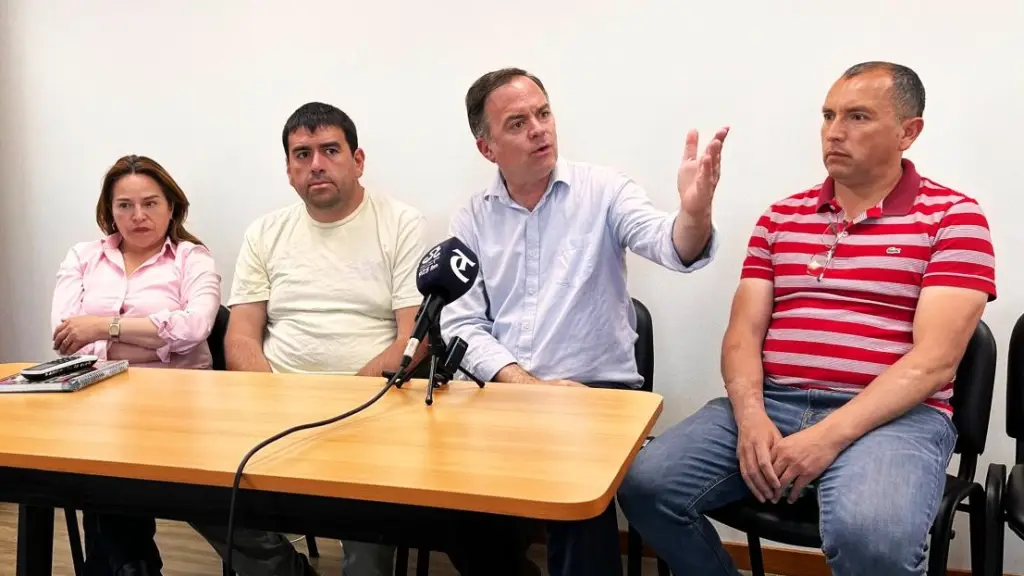 El senador Matías Walker junto a la diputada Joanna Pérez y la directiva del Club Social Iberia celebran en Los Ángeles la aprobación del proyecto que devuelve al fútbol chileno su identidad, transparencia y esencia popular, La Tribuna