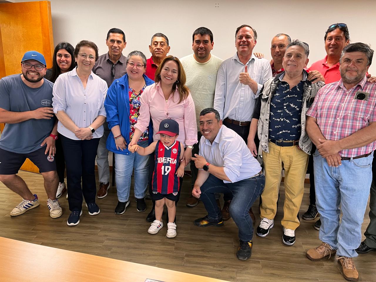 Un fructífero encuentro entre los parlamentarios y los dirigentes de Iberia Club Social. El senador recalcó:  / La Tribuna