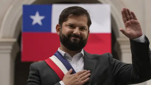 Desaprobación de Boric sube a 62% a dos semanas de las presidenciales, según Cadem