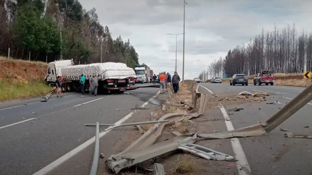 Camión perdió el control y traspasó la barrera de contención en Viaducto Malleco, Diario La Tribuna