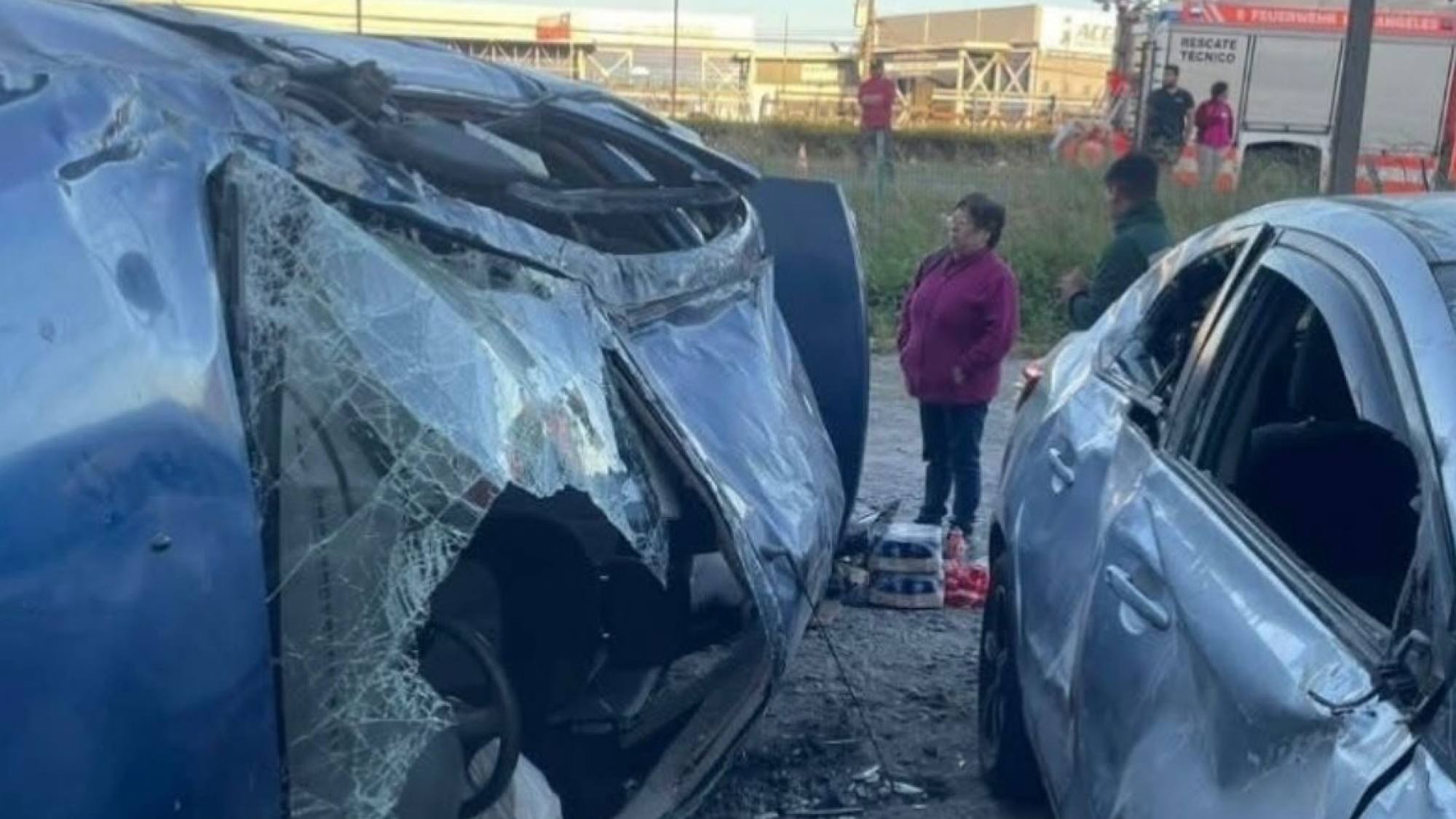Cuatro lesionados dejó el volcamiento de un auto en Los Ángeles | La ...