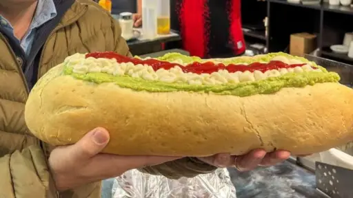 Talca busca el récord con un completo de 2 kilos, 8 vienesas y 1 kilo de palta