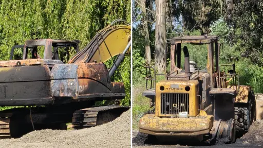 Nuevo ataque incendiario en Carahue: destruyen maquinaria pesada y hallan lienzo atribuido a la WAM