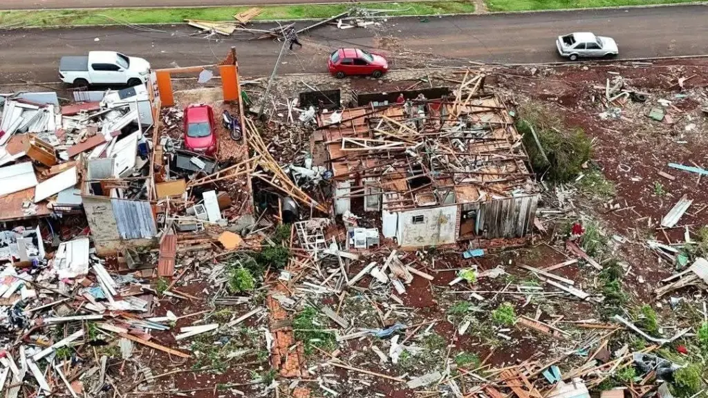 Al menos cinco muertos tras paso de un tornado en el sur de Brasil, Diario La Tribuna