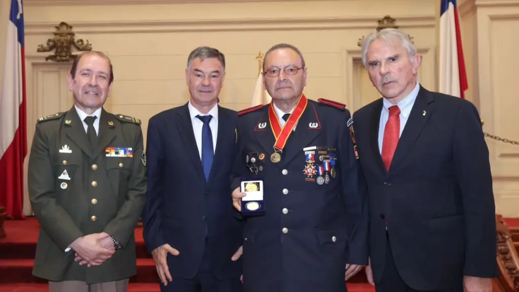 Voluntario angelino Gastón Bersano es reconocido por el Senado por seis décadas de trayectoria bomberil
