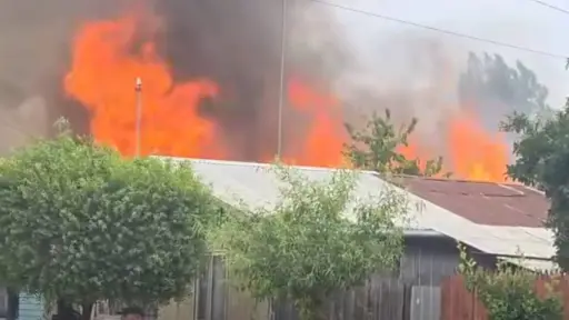 Cuatro bomberos colapsados y cinco viviendas destruidas dejó violento incendio en Mulchén