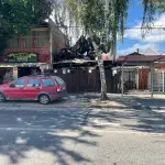 Globos blancos en la fachada: vecinos homenajean a adulto mayor fallecido tras incendio en Los Ángeles