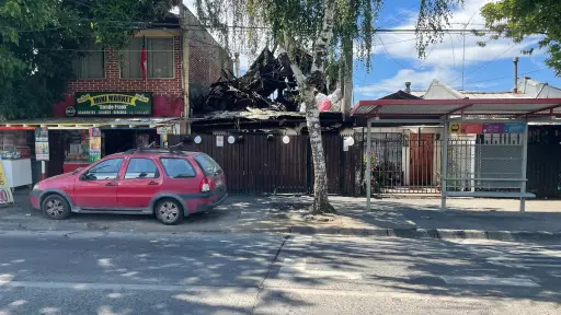 Luto en Sor Vicenta: adornan con globos blancos casa del hombre que salvó a sus nietos en incendio