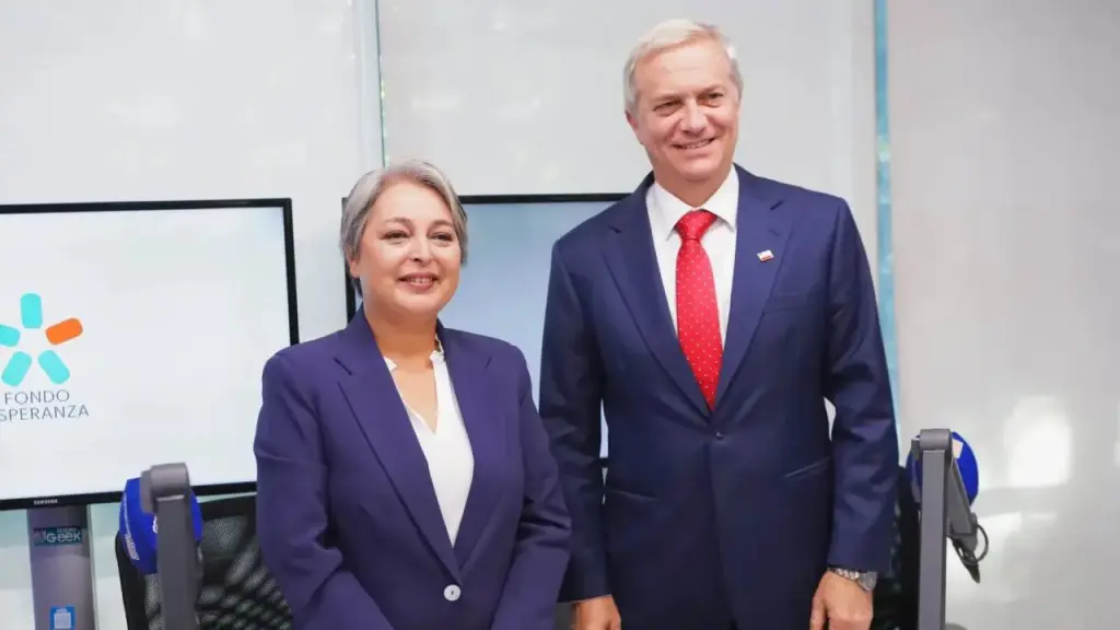 duros cruces entre Jeannette Jara y José Antonio Kast., AP