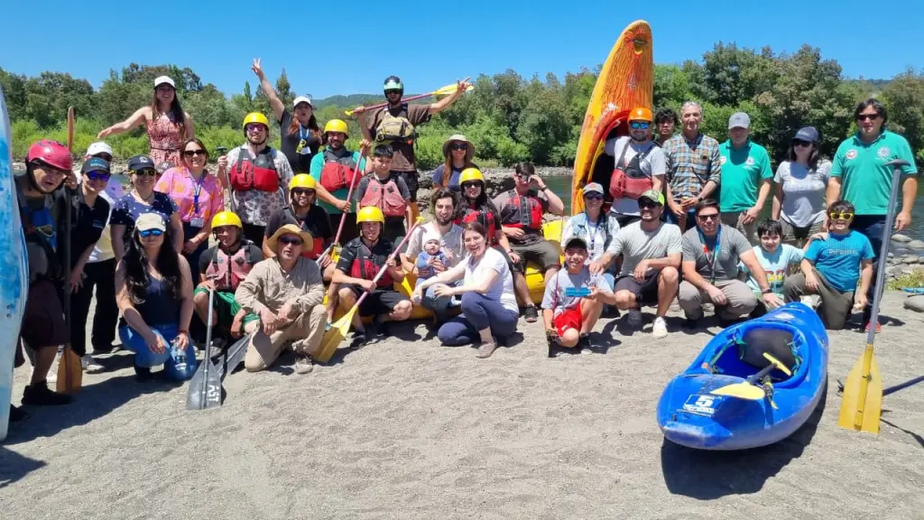 Solo caras felices y muy atentas se vieron entre las familias que llegaron hasta la Costanera de Santa Bárbara para participar de los talleres de kayak y pesca deportiva organizados por la municipalidad local y Colbún.