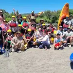 Solo caras felices y muy atentas se vieron entre las familias que llegaron hasta la Costanera de Santa Bárbara para participar de los talleres de kayak y pesca deportiva organizados por la municipalidad local y Colbún.