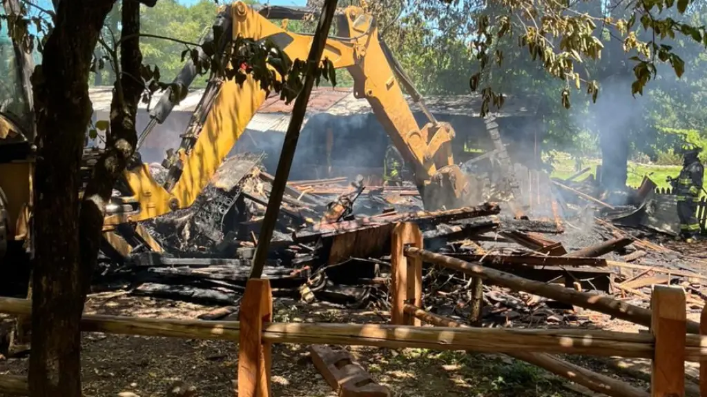 ACTUALIZACIÓN: Incendio de gran magnitud consumió una bodega y la mitad de una casa en Mulchén, Cuerpo de Bomberos de Mulchén