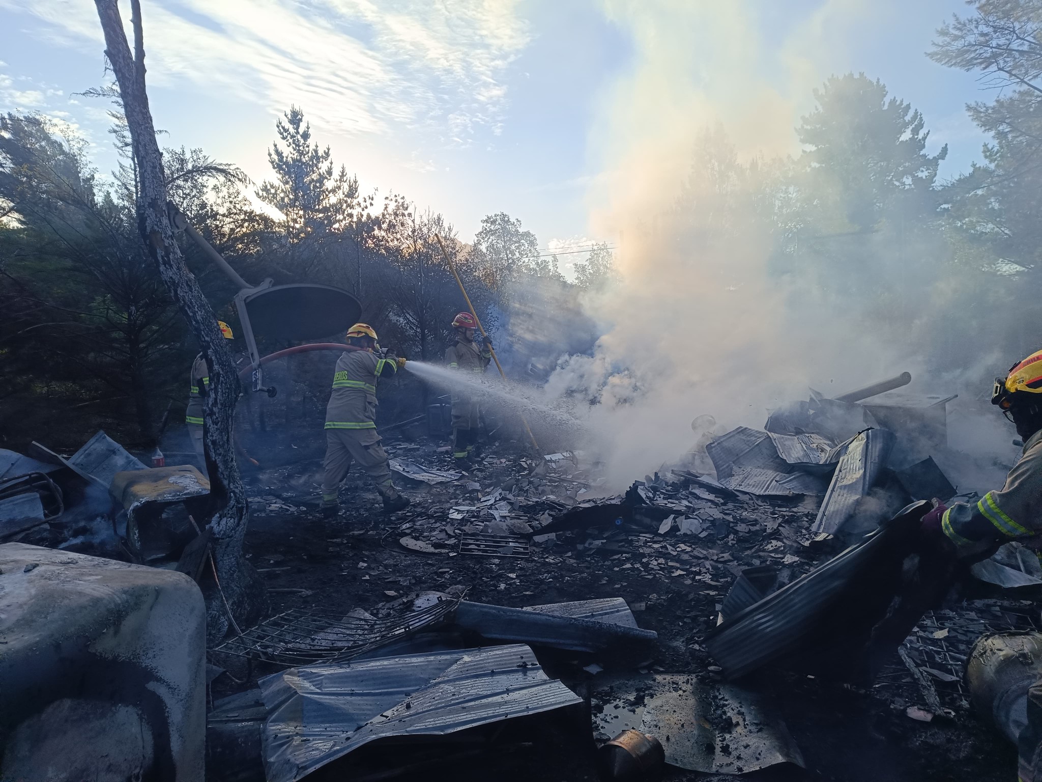 Incendio dejó una vivienda completamente destruida / Cuerpo de Bomberos Antuco Primera Compañía