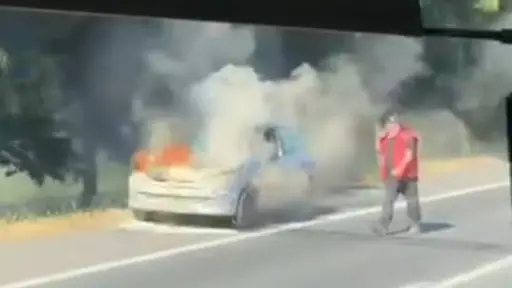 Vehículo queda envuelto en llamas en plena carretera de Laja