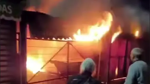 Incendio destruyó nueve locales comerciales en Lota