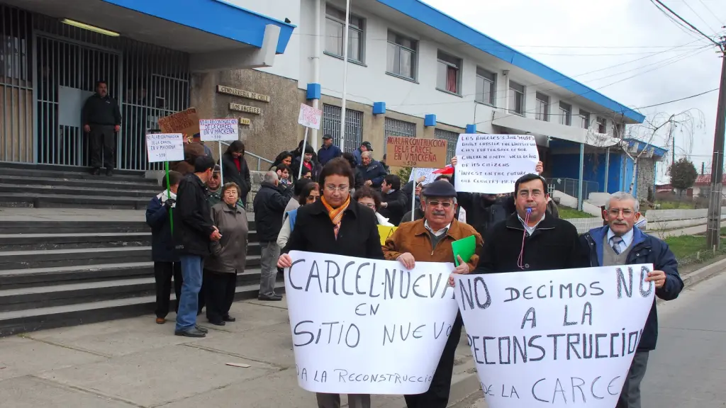 Oposición a reconstrucción de cárcel en Los Ángeles, Archivo la tribuna