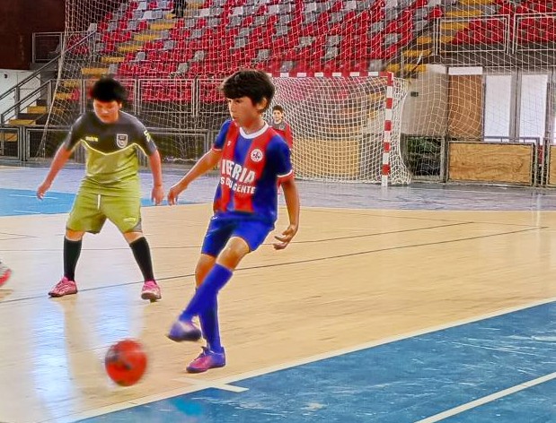 Niños de distintos establecimientos compiten en la cancha del Polideportivo, reflejando la unión y alegría que marcó la primera fecha del campeonato / La Tribuna