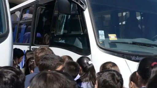Anticipan licitación de buses de acercamiento para el inicio del año escolar 2026