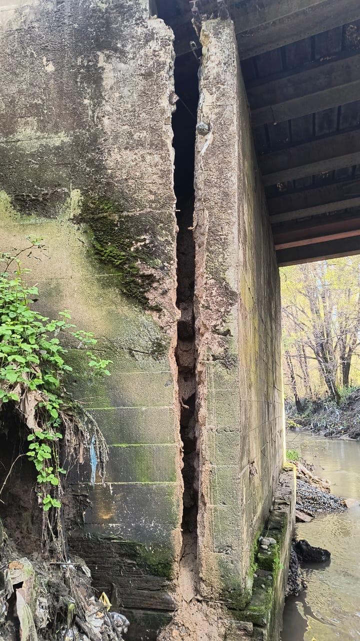 El informe detectó socavación, desprendimiento de muros y daños en los estribos del puente. / Cedida