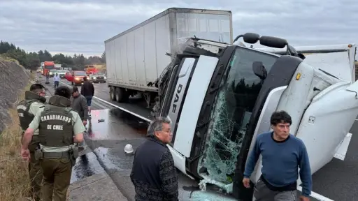 Volcamiento de camión en ruta cinco sur genera corte de tránsito