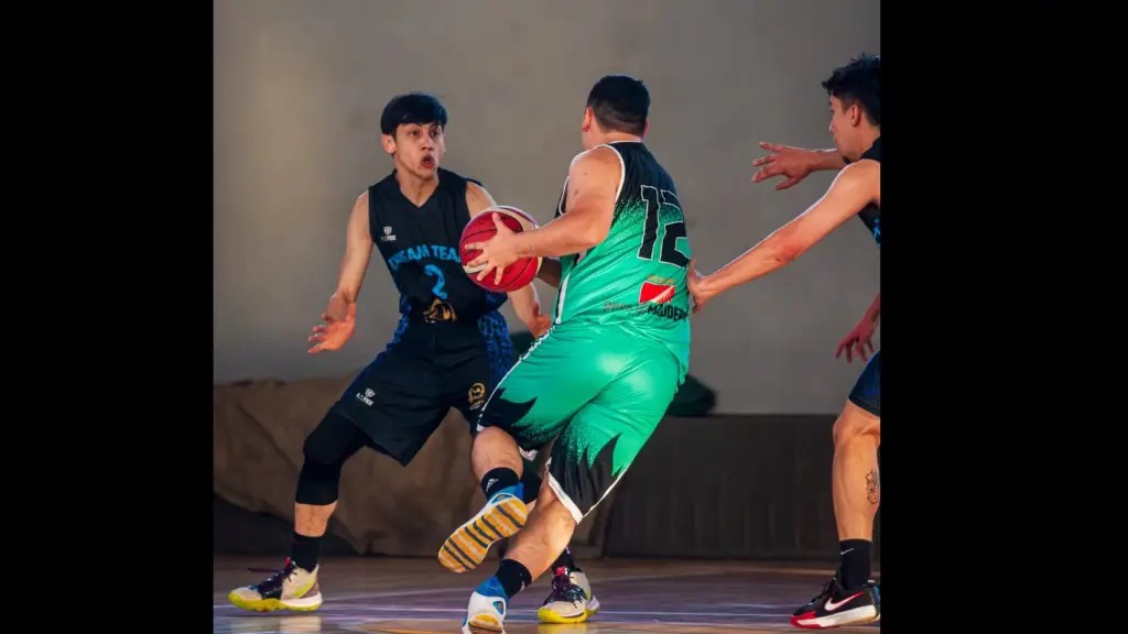 Jugadores de distintas ciudades disputan la Copa Sinergia 2025, un torneo que fortaleció el básquetbol local y regional con jornadas llenas de energía y compañerismo, La Tribuna