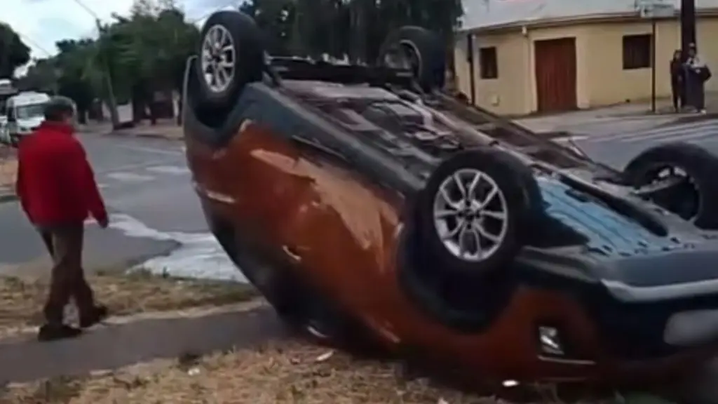 AHORA: Vehículo terminó volcado en sector céntrico de Los Ángeles, Diario La Tribuna