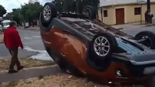 Vehículo terminó volcado en sector céntrico de Los Ángeles: Hubo un lesionado