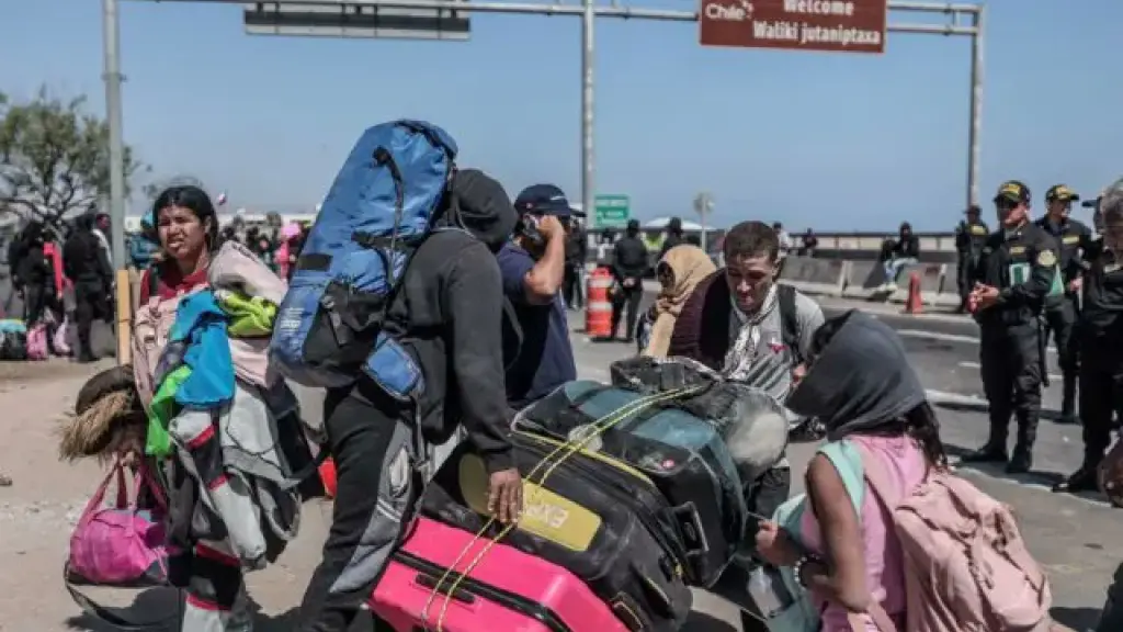 Decenas de migrantes que quieren salir de Chile quedaron varados en la frontera con Perú., X | @NoticiasRNN