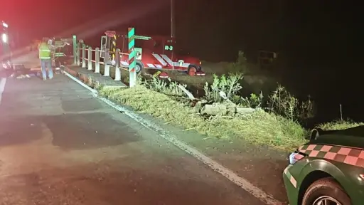 Auto cayó a canal en Quilaco: hay una persona herida grave