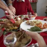 De acuerdo con el informe, el valor del menú para cuatro personas presenta diferencias relevantes según el canal de compra., contexto