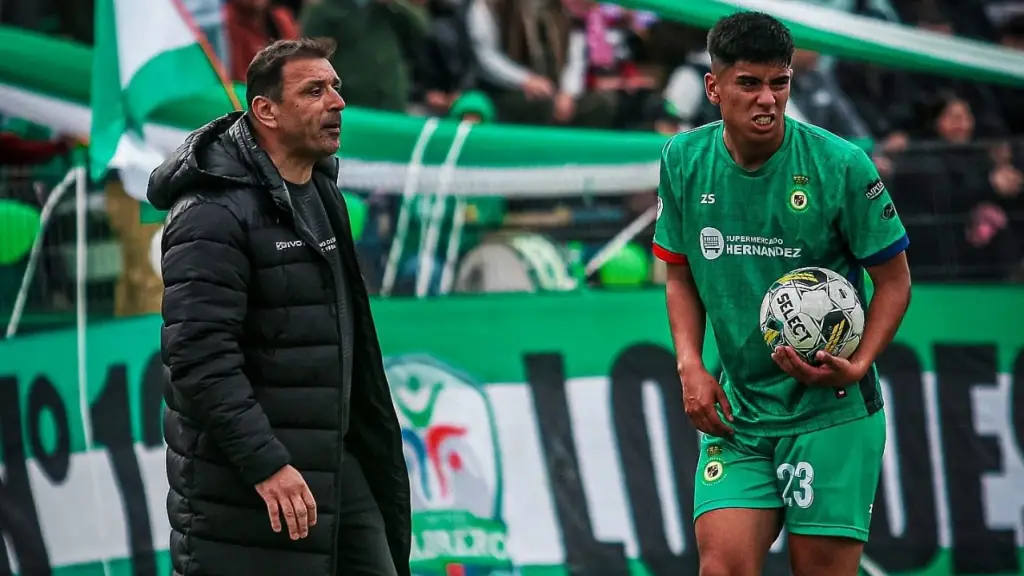 Edgardo Abdala se despide de la banca de Comunal Cabrero tras una temporada marcada por el esfuerzo, la cercanía con la hinchada y un ascenso que se escapó en la recta final / Comunal Cabrero