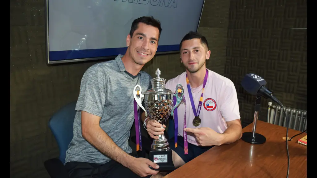 Diego Sepúlveda y Felipe Olivares con la copa que catapulta al angelino al equipo nacional que participará en el Campeonato Mundial de Tenis de Mesa por Equipos de Londres, La Tribuna