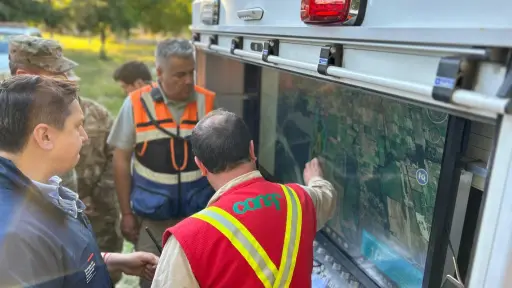Alerta roja en Los Ángeles: logran contener amenaza a viviendas en Santa Fe tras intenso combate