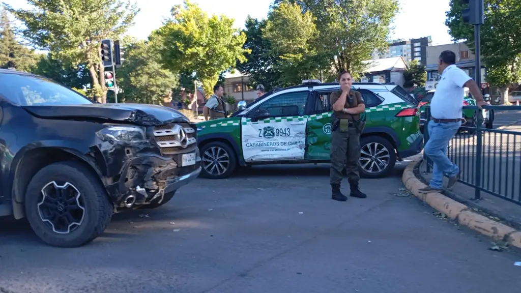 Accidente entre camioneta y patrulla de Carabineros en Los Ángeles, La Tribuna