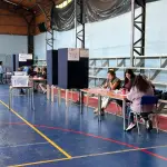 El delegado del local de votación, Juan Pablo Escobar, explicó que si bien todas las mesas lograron instalarse, ninguna alcanzó la dotación ideal de cinco vocales., Diario La Tribuna