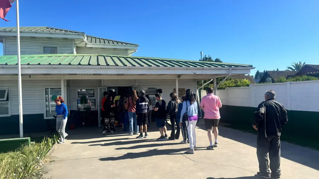 Filas en comisarías de Los Ángeles por trámites de excusas electorales en segunda vuelta