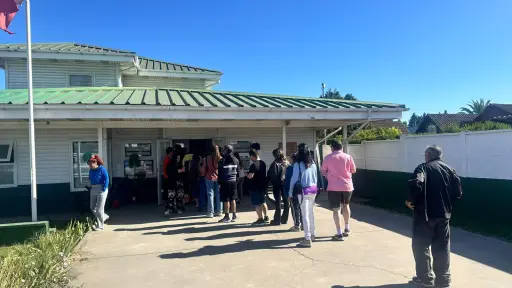 Filas en comisarías de Los Ángeles por excusas electorales en segunda vuelta presidencial