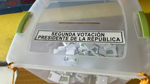 Votación se desarrolla con normalidad en la Escuela 11 de Septiembre de Los Ángeles