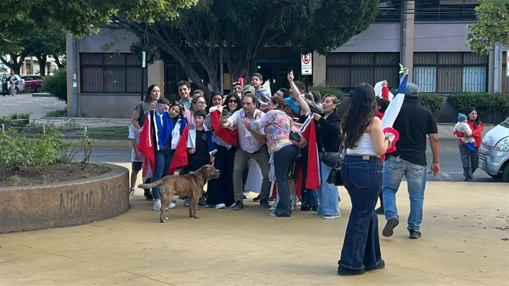 Adherentes de Kasta celebran en plaza de Armas, La Tribuna