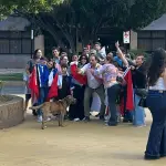 Adherentes de Kasta celebran en plaza de Armas, La Tribuna