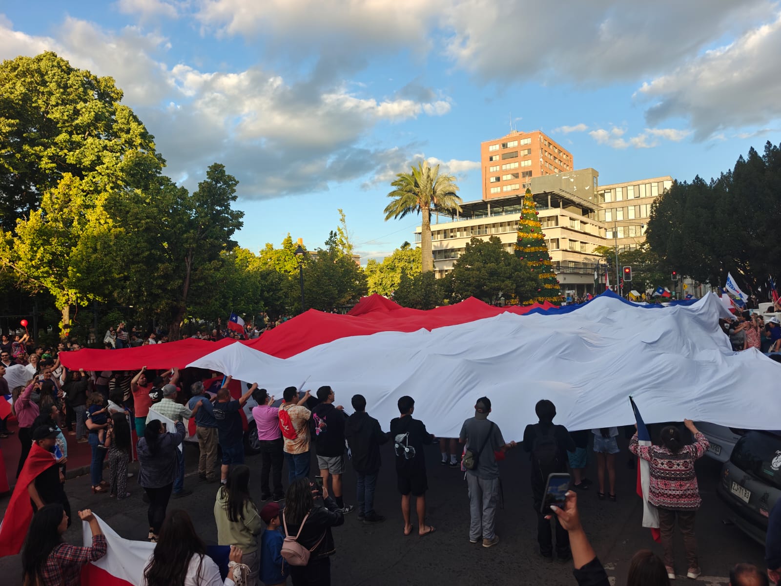 Adherentes desplegaron una bandera gigante en la Plaza de Armas de Los Ángeles durante las celebraciones.  / Diario La Tribuna