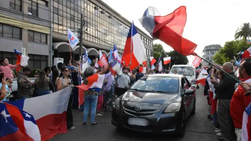 Banderas gigantes, bocinazos y euforia: las postales que dejó el festejo republicano en Los Ángeles