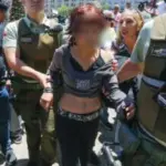 Joven fue detenida tras manifestarse frente a La Moneda durante reunión entre Boric y Kast, La Tribuna