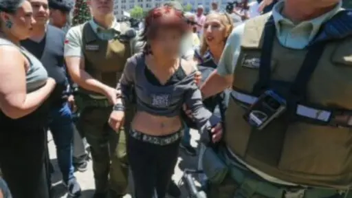 Joven fue detenida tras manifestarse frente a La Moneda durante reunión entre Boric y Kast